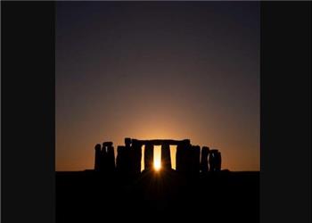 عکس روز ناسا از غروب خورشید بر فراز سازههای پیشاتاریخی